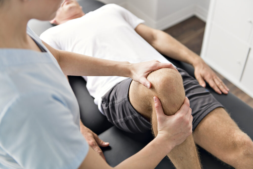 Knee Doctor analysing the Patients knee problem