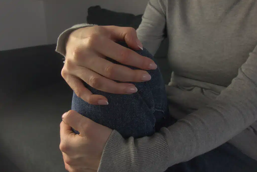 A woman is experiencing knee pain due to a meniscus tear and is seeking recovery.